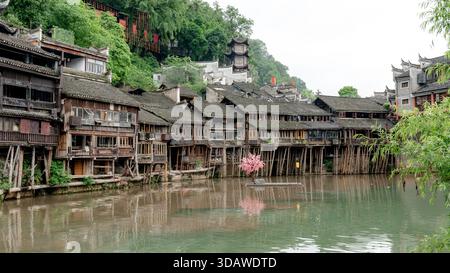 Blick auf die historischen Holzhäuser über dem Tuojiang Fluss in der Altstadt von Fenghuang, China. Diese über 100 Jahre alten Strukturen spiegeln die Tradition wider Stockfoto