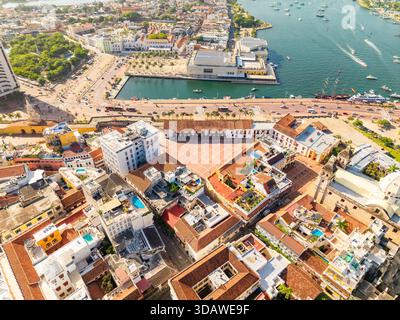 Blick aus der Vogelperspektive auf die Plaza de la Aduana in Cartagena de Indias, Kolumbien, mit historischer Architektur, belebten Straßen und dem lebhaften Hafen Stockfoto