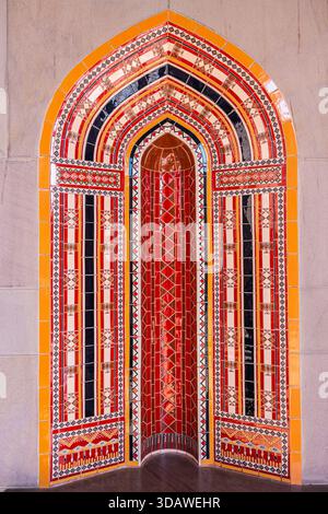 Blick auf komplexe, farbenfrohe Fliesen, die eine Nische bilden, mit einer lebendigen Mischung aus geometrischen Mustern und Texturen, die kulturelle Kunst widerspiegeln, Mus Stockfoto
