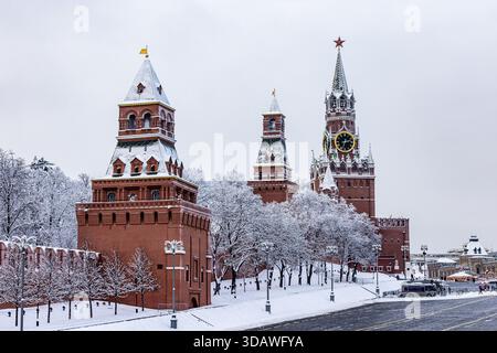 Blick auf die rot gemauerten Kreml-Türme, die majestätisch in einem Winterwunderland stehen, mit Schnee bedeckt und das architektonische Erbe Russlands zeigen, Stockfoto