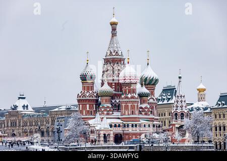 Der Blick auf die schneebedeckten Kuppeln und Türme der Basilius-Kathedrale erhebt sich majestätisch vor dem winterlichen Himmel, eine Mischung aus Farben und architektonischer Pracht, dem Mosc Stockfoto