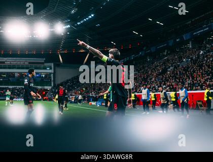Leverkusen, BayArena, 10.12.2025: Robert Andrich von Leverkusen Gesten beim Championsleague-Spiel Bayer 04 Leverkusen gegen Newcastle United. Stockfoto