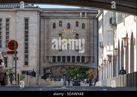 Kreative Komposition am Kunstberg (Mont des Arts) in Brüssel mit dem Dynastiegebouw (Palais de la Dynastie) und dem Glockenturm des Carillon Stockfoto