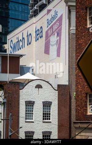 Wechseln Sie zu Tea, einer altmodischen Werbung an der Seite eines Gebäudes, The Rocks, Sydney, NSW, Australien Stockfoto