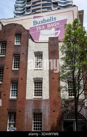 Wechseln Sie zu Tea, einer altmodischen Werbung an der Seite eines Gebäudes, The Rocks, Sydney, NSW, Australien Stockfoto