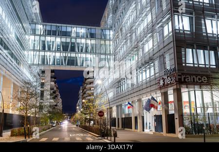 Saint-Ouen-sur-seine, Frankreich - 9. Dezember 2025: Moderner Sitz des Regionalrats von Ile-de-France bei Nacht. Beleuchtetes Bürogebäude fe Stockfoto