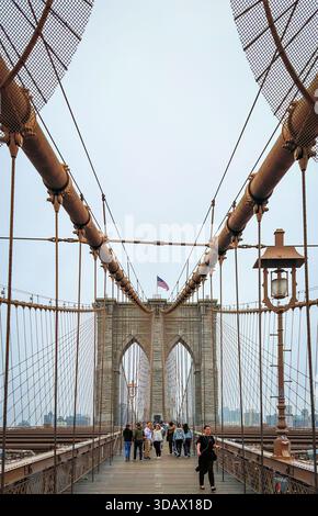 New York City, USA, 30. April 2024, Blick auf einige Fußgänger auf der Brooklyn Bridge Promenade Stockfoto