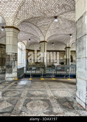 New York City, USA, 30. April 2024, Blick auf den Eingang der Chambers Street, eine U-Bahn-Station im Stadtteil Civic Center Stockfoto