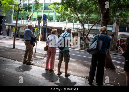 Leute, die an einer Bushaltestelle in der Castlereagh Street, dem zentralen Geschäftsviertel, CBD, Sydney, NSW, Australien warten Stockfoto