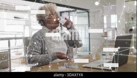 Trinkende ältere Schwarze Frau, die Pillen und ein Glas Wasser am Tisch in der Ecke hält, mit Brille Stockfoto