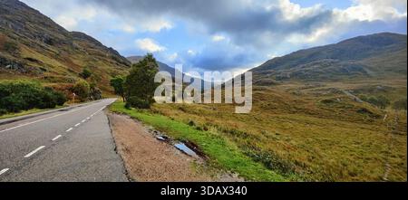 Blick auf die A830, die nach Mallaig führt, umgeben von einer atemberaubenden Sommerlandschaft der schottischen Highlands mit sanften Hügeln und dramatischen Landschaften Stockfoto