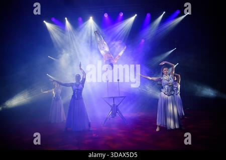 London, Großbritannien. Dezember 2025. Ein Akrobat auf dem Winter Funland 2025 Photocall, der vom 13. Dezember 2025 bis 4. Januar 2026 im Olympia London stattfindet. Quelle: Justin Ng/Alamy Live News. Stockfoto