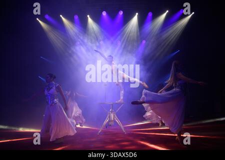 London, Großbritannien. Dezember 2025. Ein Akrobat auf dem Winter Funland 2025 Photocall, der vom 13. Dezember 2025 bis 4. Januar 2026 im Olympia London stattfindet. Quelle: Justin Ng/Alamy Live News. Stockfoto