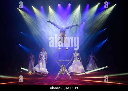 London, Großbritannien. Dezember 2025. Ein Akrobat auf dem Winter Funland 2025 Photocall, der vom 13. Dezember 2025 bis 4. Januar 2026 im Olympia London stattfindet. Quelle: Justin Ng/Alamy Live News. Stockfoto