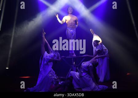 London, Großbritannien. Dezember 2025. Ein Akrobat auf dem Winter Funland 2025 Photocall, der vom 13. Dezember 2025 bis 4. Januar 2026 im Olympia London stattfindet. Quelle: Justin Ng/Alamy Live News. Stockfoto