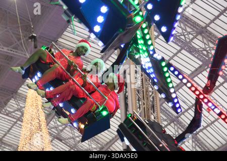 London, Großbritannien. Dezember 2025. Künstler auf einer Fahrt im Winter Funland 2025 Photocall, der vom 13. Dezember 2025 bis 4. Januar 2026 im Olympia London stattfindet. Quelle: Justin Ng/Alamy Live News. Stockfoto