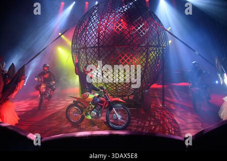 London, Großbritannien. Dezember 2025. Künstler im Globe of Death im Winter Funland 2025 Photocall, der vom 13. Dezember 2025 bis 4. Januar 2026 im Olympia London stattfindet. Quelle: Justin Ng/Alamy Live News. Stockfoto