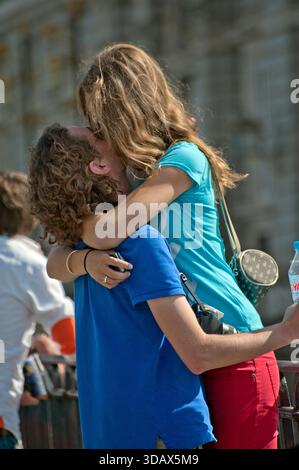 Heterosexuelles Ehepaar, das sich in Madrid, der größten Stadt und Hauptstadt Spaniens, Europa, befindet Stockfoto