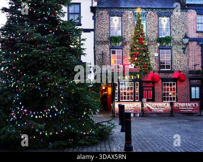 Weihnachtsbaum und Dekoration im Blind Jacks Pub am Marktplatz in Knaresborough North Yorkshire England Stockfoto