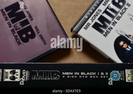 DVD-Box-Set mit Covern von „Men in Black“ und „Men in Black II“, isoliert auf hellem, glattem Hintergrund. Stockfoto