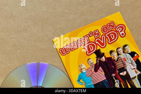 Flyer „Charlie and the Chocolate Factory“ mit Hauptfiguren; isoliert auf hellem, leerem Hintergrund; oberer Winkel. Stockfoto