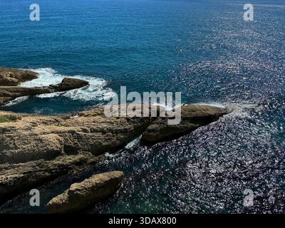 Zerklüftete Klippen im blauen Mittelmeer Stockfoto