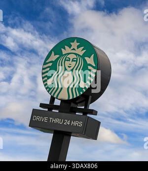 Ein Schild für eine 24-stündige Fahrt durch das Starbucks Coffee Shop im Wolstanton Retail Park, Wolstanton, Stoke-on-Trent, Staffordshire, England, UK Stockfoto