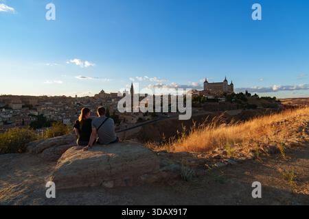 Blick von einem Hügel bei Sonnenuntergang auf die emblematische und historische Stadt Toledo, Spanien. Stockfoto