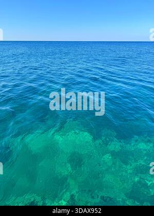 Glasklares Wasser und blauer Himmel Stockfoto