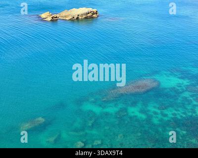 Azurblaues, klares Meer und Blick aus der Vogelperspektive Stockfoto