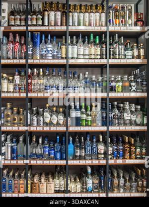 Jerewan Armenien 12.5,2025. Ein Wodka-Laden mit vielen Flaschen Alkohol in den Regalen. Die Flaschen haben verschiedene Farben und Größen Stockfoto