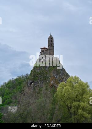 Die Kapelle Saint-Michel d'Aiguilhe auf einem Vulkanstecker in Le Puy-en-Velay, Frankreich Stockfoto