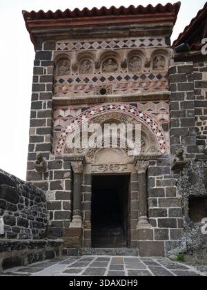 Die Kapelle Saint-Michel d'Aiguilhe auf einem Vulkanstecker in Le Puy-en-Velay, Frankreich Stockfoto
