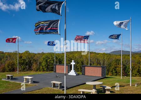 Das North Georgia Honor Wall Memorial im Cottage Vineyard & Winery in Cleveland, GA, zum Gedenken an den Dienst des US-Militärs und der Ersthelfer. Stockfoto