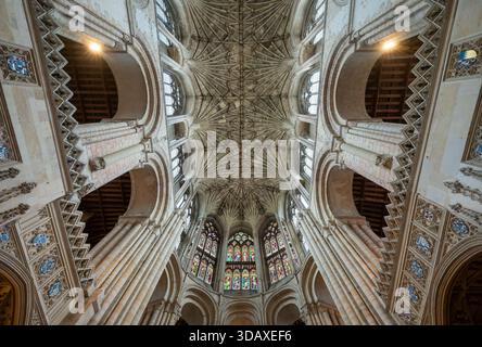 Norwich, Norfolk, Großbritannien: Die gewölbte Decke der Norwich Cathedral über dem Chor mit Stützsäulen und Buntglasfenstern. Stockfoto