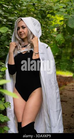 schöne junge blonde Frau, die Zeit im Herbst park Stockfoto