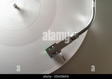 Schallplatten-Player, Draufsicht. Weiße Disc mit Tonarm, analogem Audio, Retro-Musik Nostalgie, minimalistischer, eleganter Sound-Lifestyle. Stockfoto