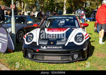 Porsche 911 GT3 Cup, ausgestellt auf der Bicester Motion Assembly am 30. November 2025. Stockfoto