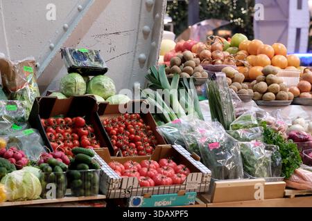 Lebhafte Präsentation von frischem Gemüse und Obst an einem lebhaften Marktstand. Kiew, Ukraine. Dezember 2025. Stockfoto