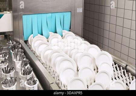 Großer kommerzieller Geschirrspüler mit sauberen Tellern in der Restaurantküche, Philadelphia USA Stockfoto