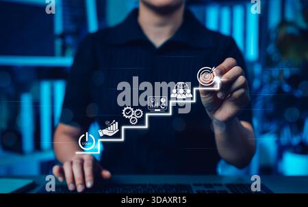 Strategie für Unternehmenswachstum und Erfolg. Person zeichnet Schritte in Richtung Zielerfolg, Schritt-für-Schritt-Strategie und Erreichen von Zielen. Zielsetzung, Stockfoto