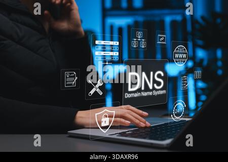 DNS Domain Name System Technologiekonzept. Person, die an einem Laptop arbeitet, mit Symbolen für Domain Name System Management, Cybersicherheit, IT-Support, Stockfoto