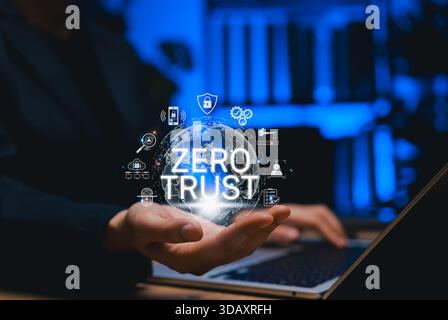 Zero Trust Cybersicherheitskonzept mit digitaler Globe und Sicherheitssymbolen. Fördert sicheren Zugriff, Identitätsschutz und Bedrohungsschutz für Netzwerke Stockfoto