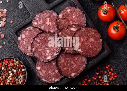 Schwarzblutpudding, gegrillte Schweinefleisch-Wurst zum Abendessen gekocht. Blutpudding als Lebensmittelhintergrund für dein Design Stockfoto