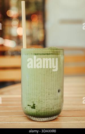 Ein Glas Matcha-Kaffee auf einem Tisch Stockfoto