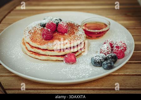 Teller mit Pfannkuchen, Früchten und Sirup Stockfoto