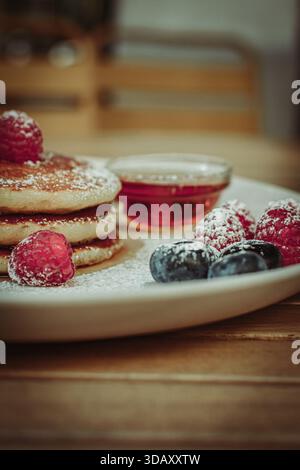 Teller mit Pfannkuchen, Früchten und Sirup Stockfoto