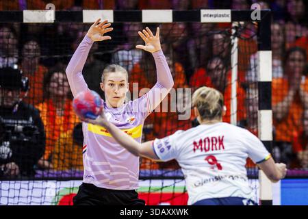ROTTERDAM: Torhüter Yara ten holte (NED) und Nora Mørk (NOR) im Halbfinale bei der Handball-Weltmeisterschaft zwischen den Niederlanden und Norwegen. ANP IRIS VAN DEN BROEK niederlande Out - belgien Out Credit: ANP/Alamy Live News Stockfoto