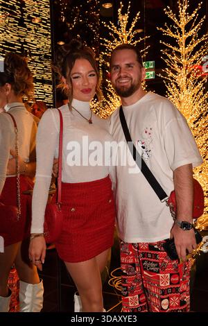 Joelina Drews mit Freund Adrian Louis / CathyÂ Charity Christmas & Living Hotel das Viktualienmarkt / München / 11. Dezember 2025 *** Joelina Drews mit Freund Adrian Louis Cathys Charity Christmas Living Hotel das Viktualienmarkt München 11. Dezember 2025 Stockfoto