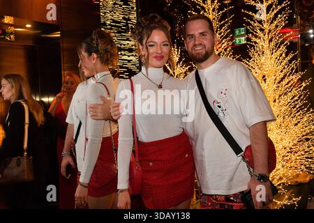 Joelina Drews mit Freund Adrian Louis / CathyÂ Charity Christmas & Living Hotel das Viktualienmarkt / München / 11. Dezember 2025 *** Joelina Drews mit Freund Adrian Louis Cathys Charity Christmas Living Hotel das Viktualienmarkt München 11. Dezember 2025 Stockfoto